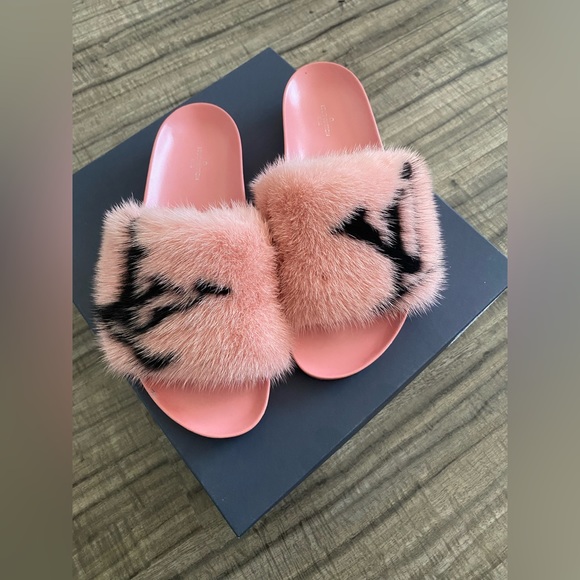 Louis Vuitton Mink Bom Dia Flat Mules - Picture 3 of 5